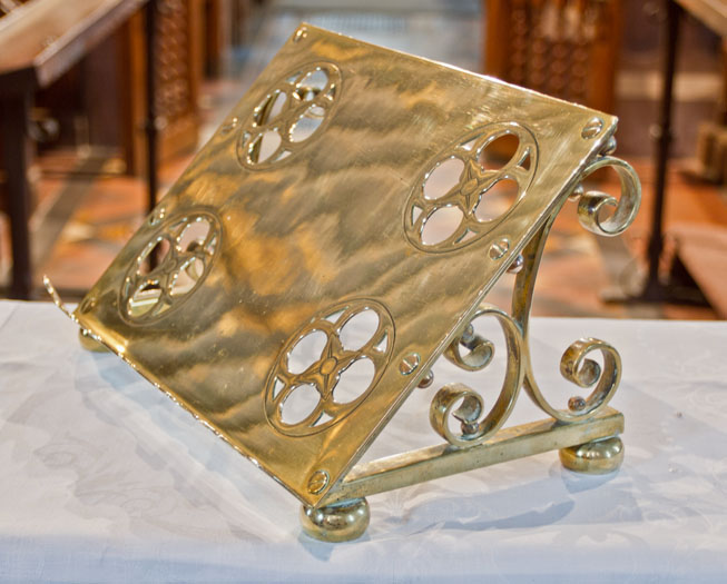 Book stand with pierced quatrefoils within roundel